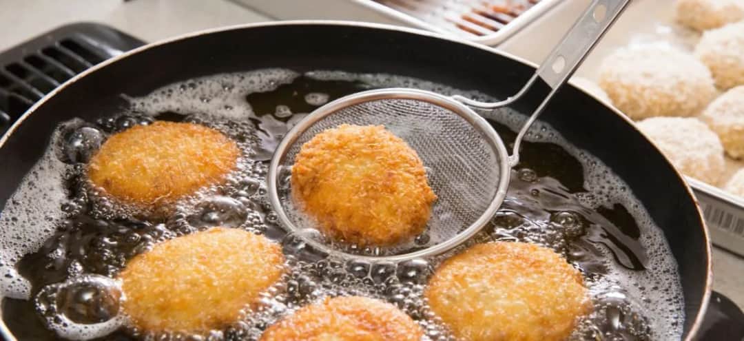 Cómo freír alimentos sin errores: técnicas y secretos esenciales