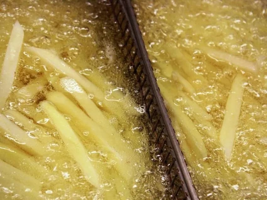 Por qué sale mucha espuma al freír patatas y cómo evitarlo fácilmente