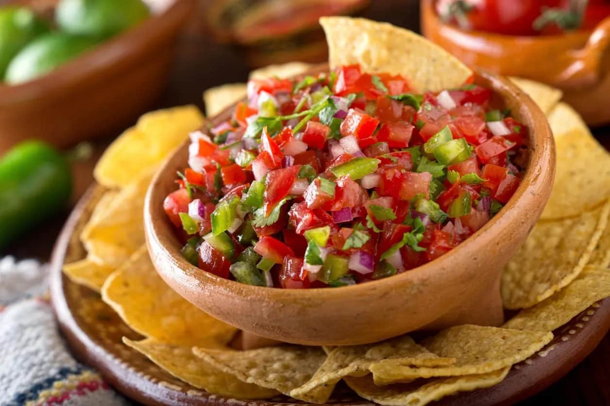 Receta pico de gallo para nachos que realza su sabor y frescura