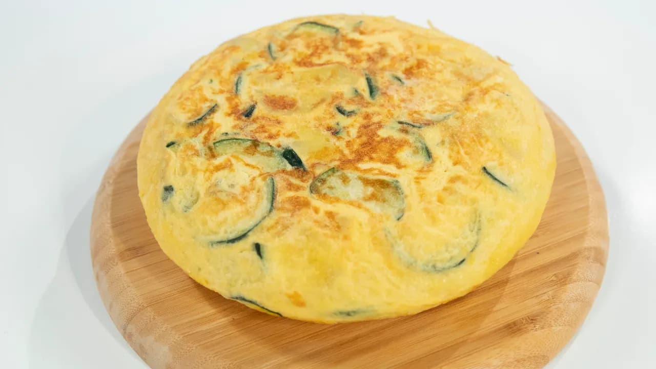 Tortilla de patatas y calabacín sin freír: receta saludable y fácil