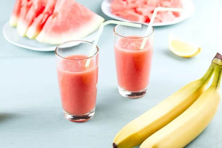 Delicioso batido de plátano y sandía que refresca y nutre tu día